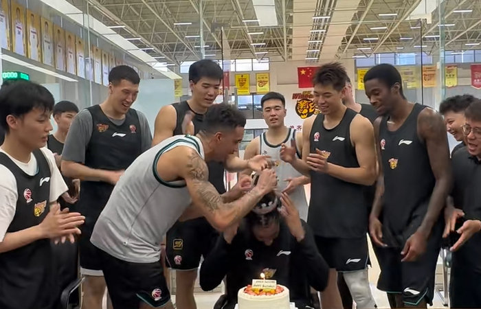 九游体育app下在-广东为萨林杰庆生！崔永熙故意调侃，杜锋送上一脚，胡明轩缺席！|奎因|生日|国家队|后续_新浪体育_新浪新闻